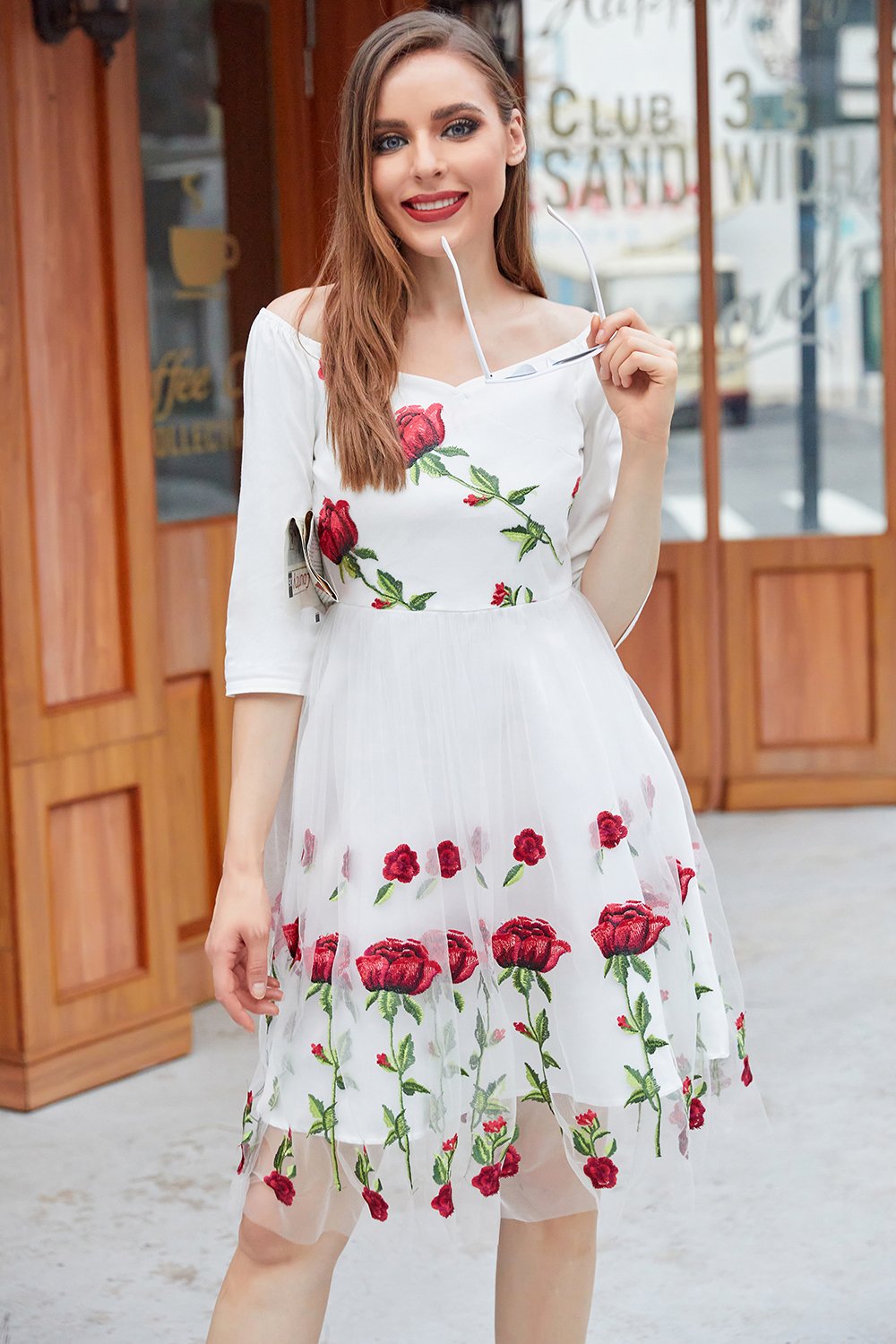 Vestido Blanco Adornado Con Vintage Rose