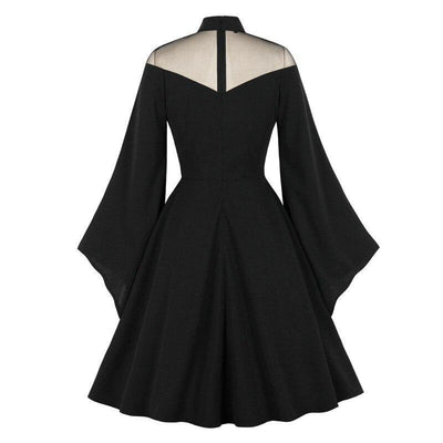 Vestido Negro Con Mangas Acampanadas De Los Años 50